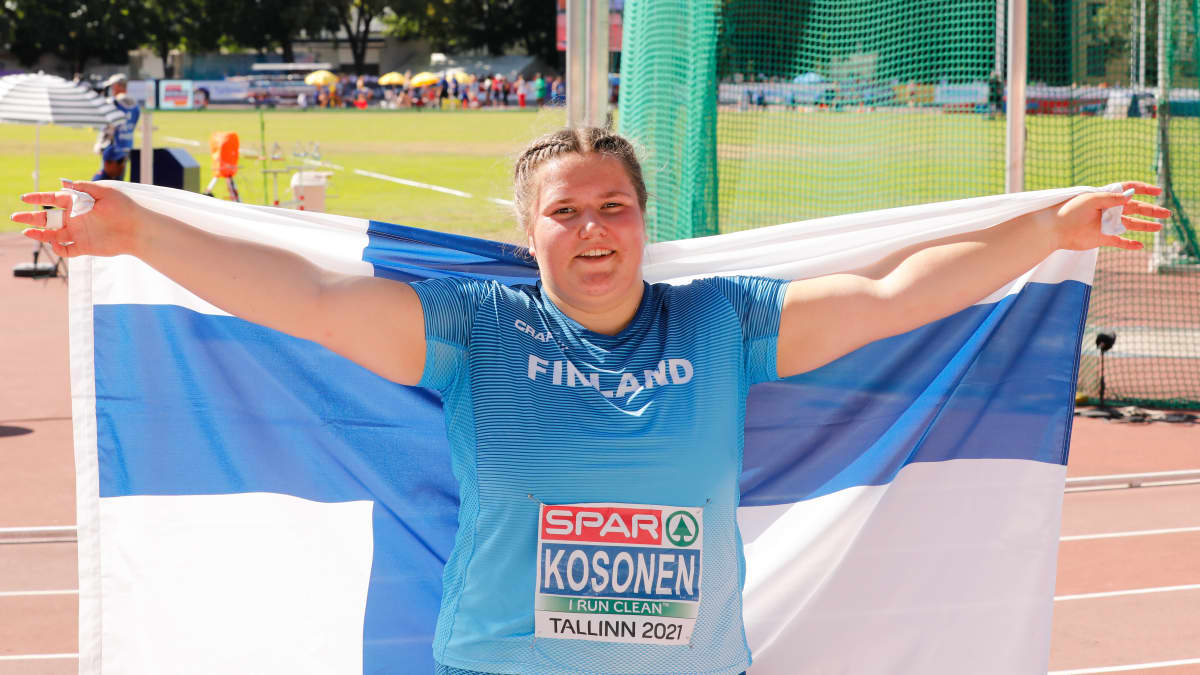 Silja Kosonen med Finlands flagga.