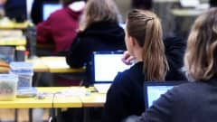  Kokelaat valmistautuivat tekemään sähköistä ylioppilaskirjoitusta.