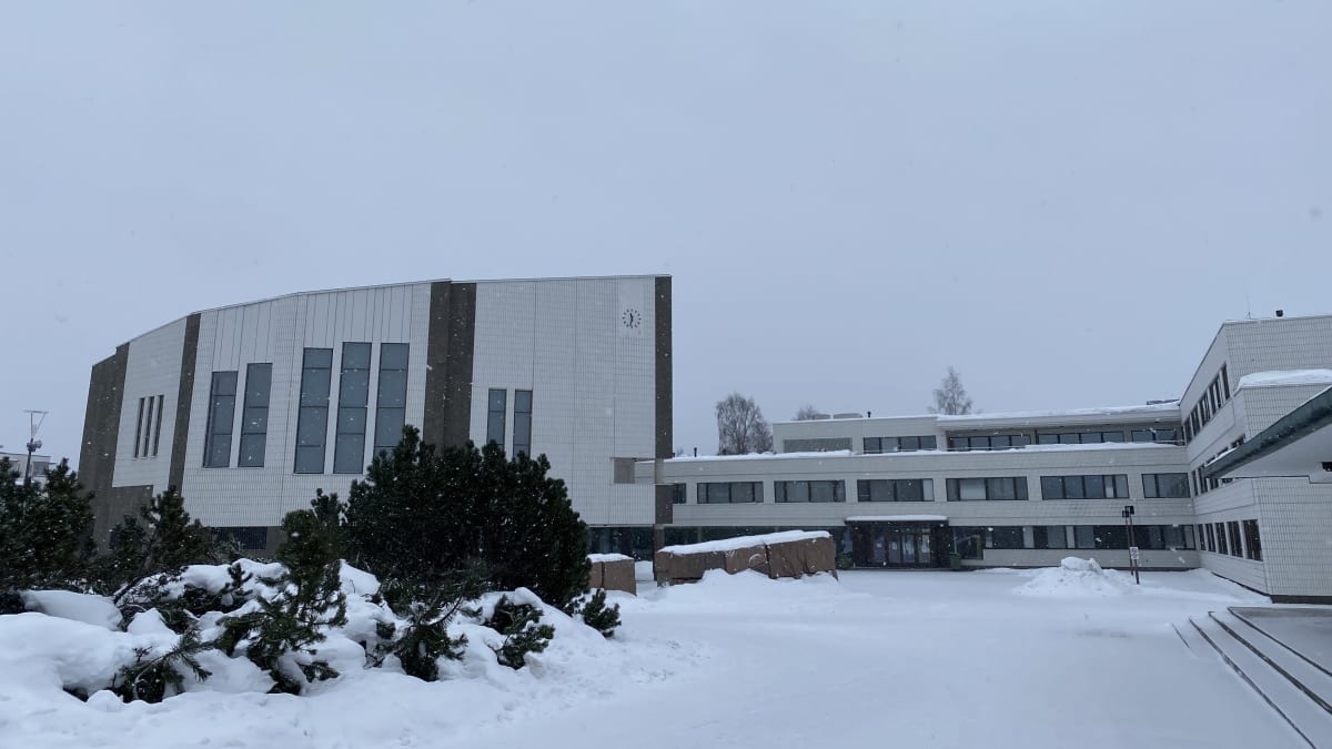 Rovaniemen kaupungintalo lumisessa maisemassa