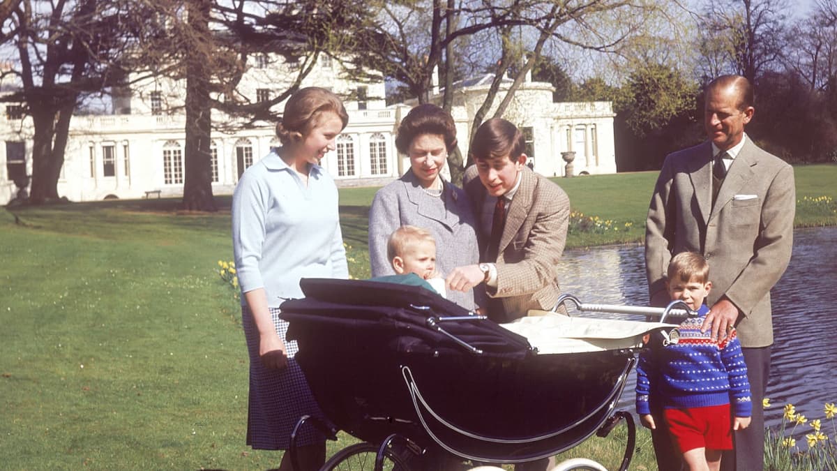 Kuningatar Elisabet ja prinssi Philip lastensa Annen, Charlesin, Andrew'n ja Edwardin kanssa