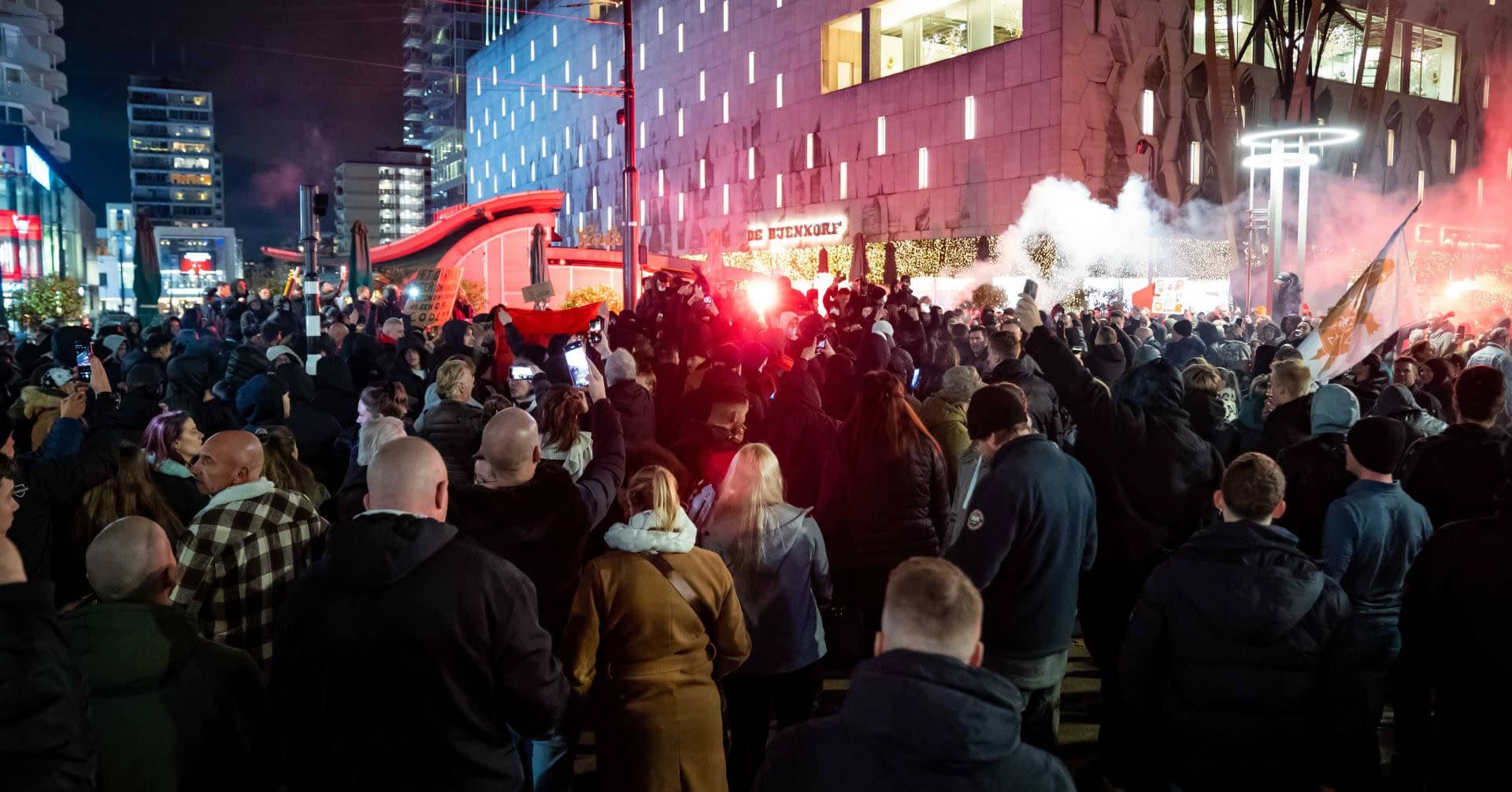 Hollannissa poliisi ampui varoituslaukauksia koronarajoituksia vastustaneen mielenosoituksen muututtua mellakaksi – useita loukkaantunut, kymmeniä pidätetty