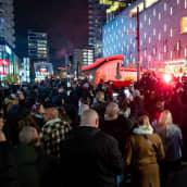 Sadat ihmiset osoittivat mieltää koronarajoituksia vastaan Rotterdamissa Hollannissa 19.11.2021.