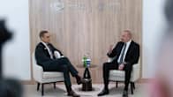 Alexander Stubb ja Ilham Aliyev keskustelevat pöydän ääressä.