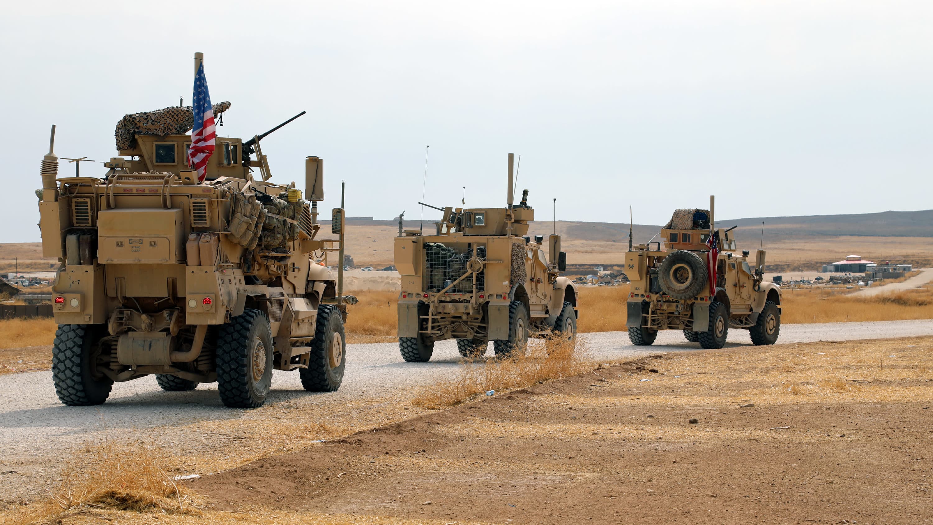 En  amerikansk konvoj med ett hundratal fordon körde på måndagen över gränsen  från nordöstra Syrien till nordvästra Irak 