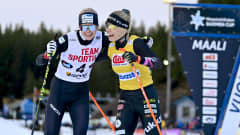 Voittaja Jasmi Joensuu (oik.) sai onnittelut toiseksi hiihtäneeltä Anni Alakoskelta naisten vapaan hiihtotavan sprintin finaalissa maastohiihdon Suomen cupin osakilpailussa Sotkamossa 5. marraskuuta 2022.