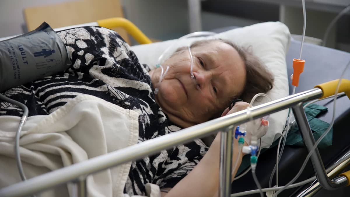 Maria-Terttu Koski makaa sairaalasängyssä Seinäjoen keskussairaalan yhteispäivystyksessä. 
