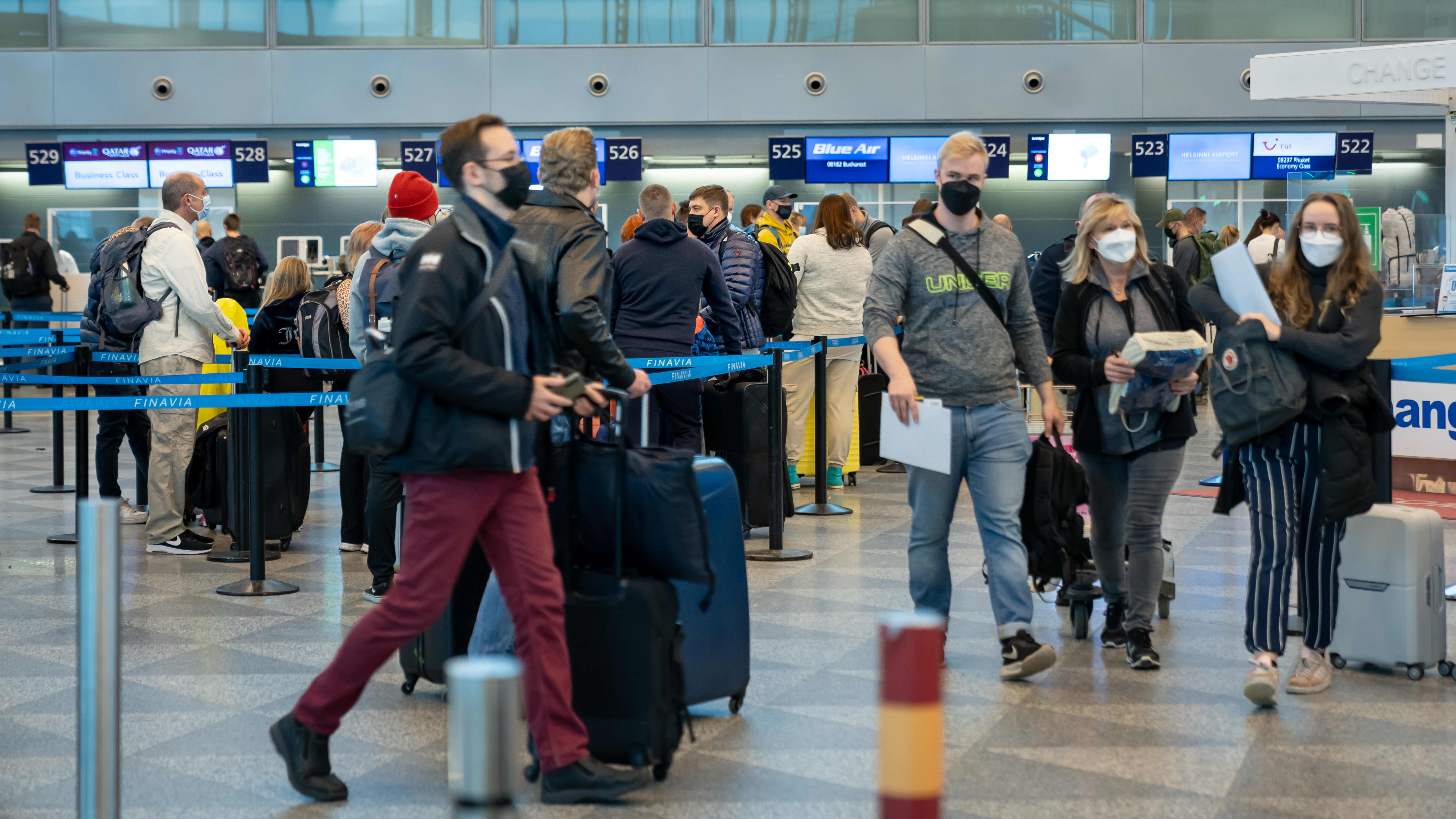 Lentomatkustajia Helsinki-Vantaan lentoaseman Terminaali 2:ssa aatonaattona.