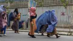 Afganistanilaiset naiset yllään siniset burkat Kabulin kaduilla. Afganistan. 21.7.2022