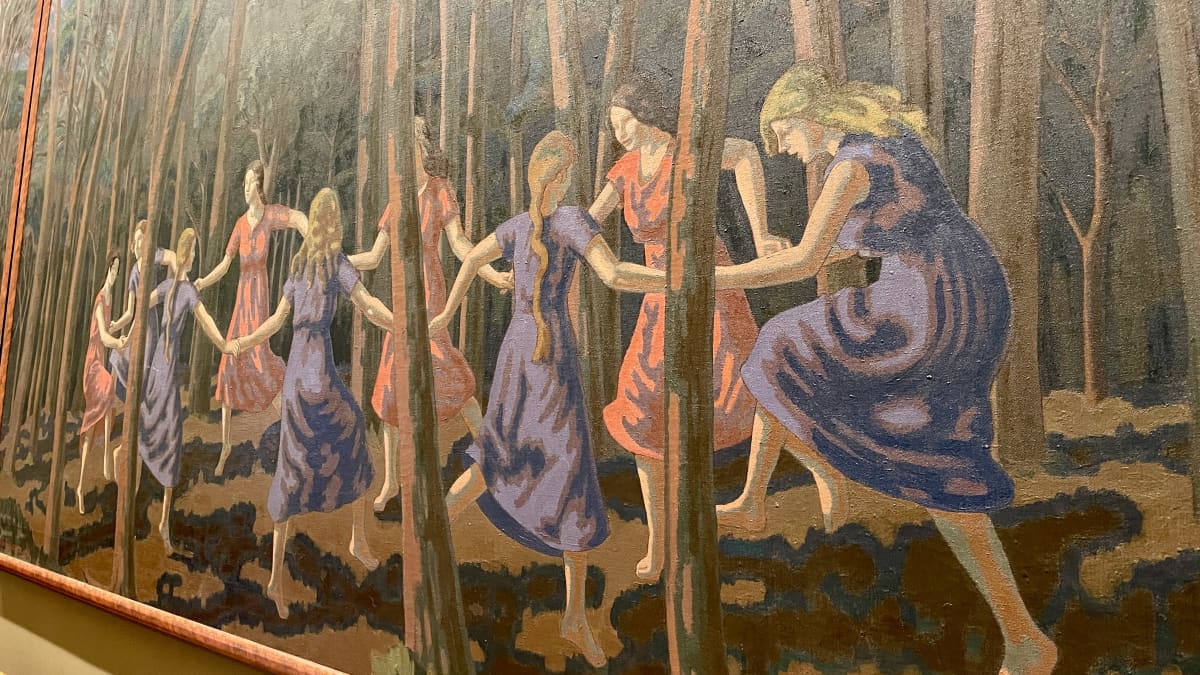 Kuva maalauksesta, jossa nuoret naiset tanssivat metsässä.