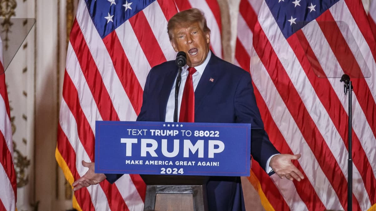 Donald Trump håller tal på ett kampanjmöte.
