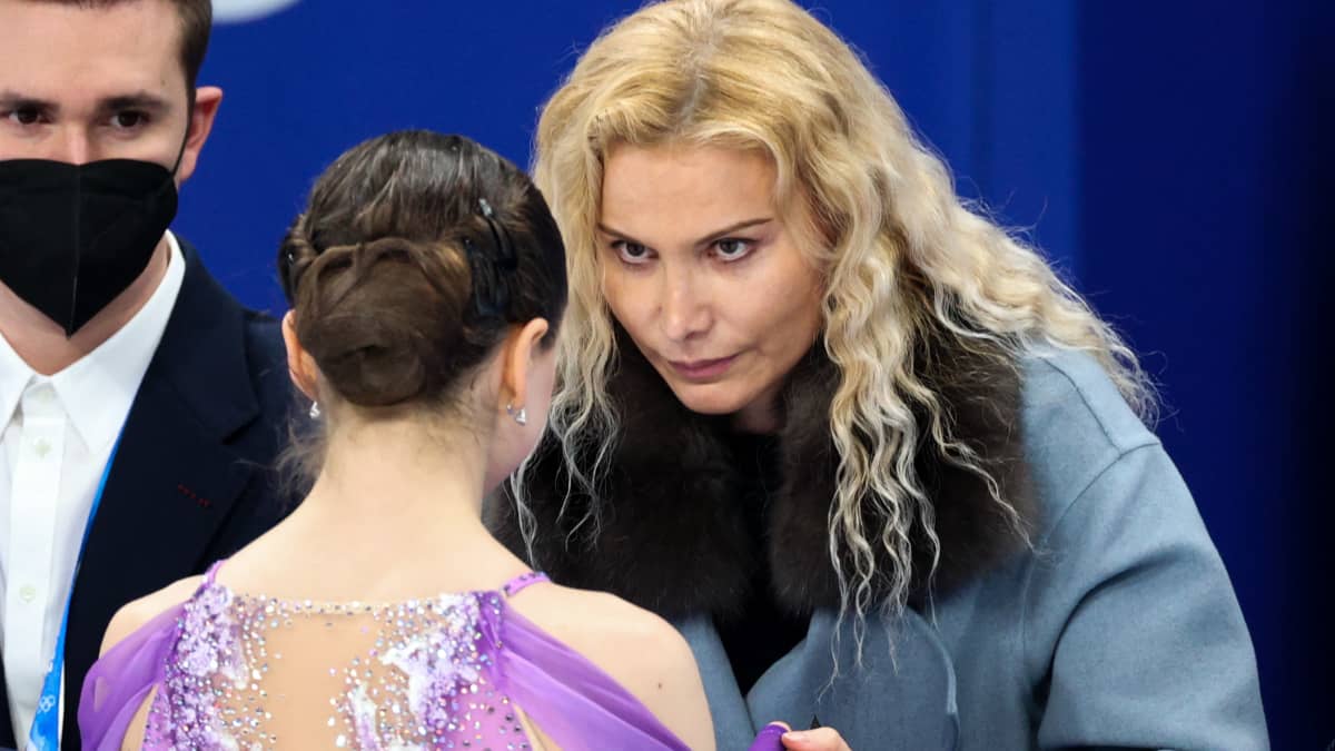 Eteri Tutberidze antaa ohjeita selin kameraan olevalle Kamila Valijevalle.