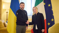 Italiens premiärminister Giorgia Meloni skakar hand med Ukrainas president Volodymyr Zelenskyj på Palazzo Chigi i Rom.