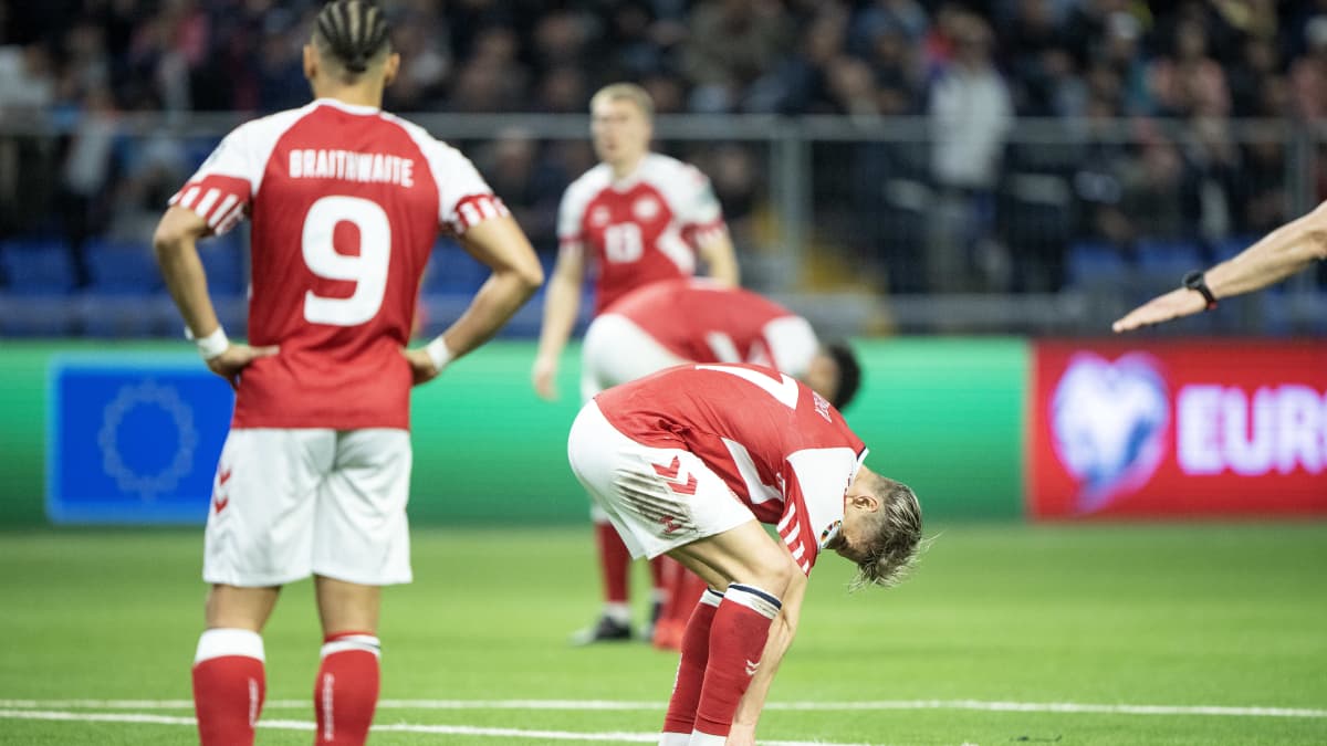 Tanskan pelaajat allapäin, kun Kazakstan voitto EM-karsintaottelun 26.3.2023.