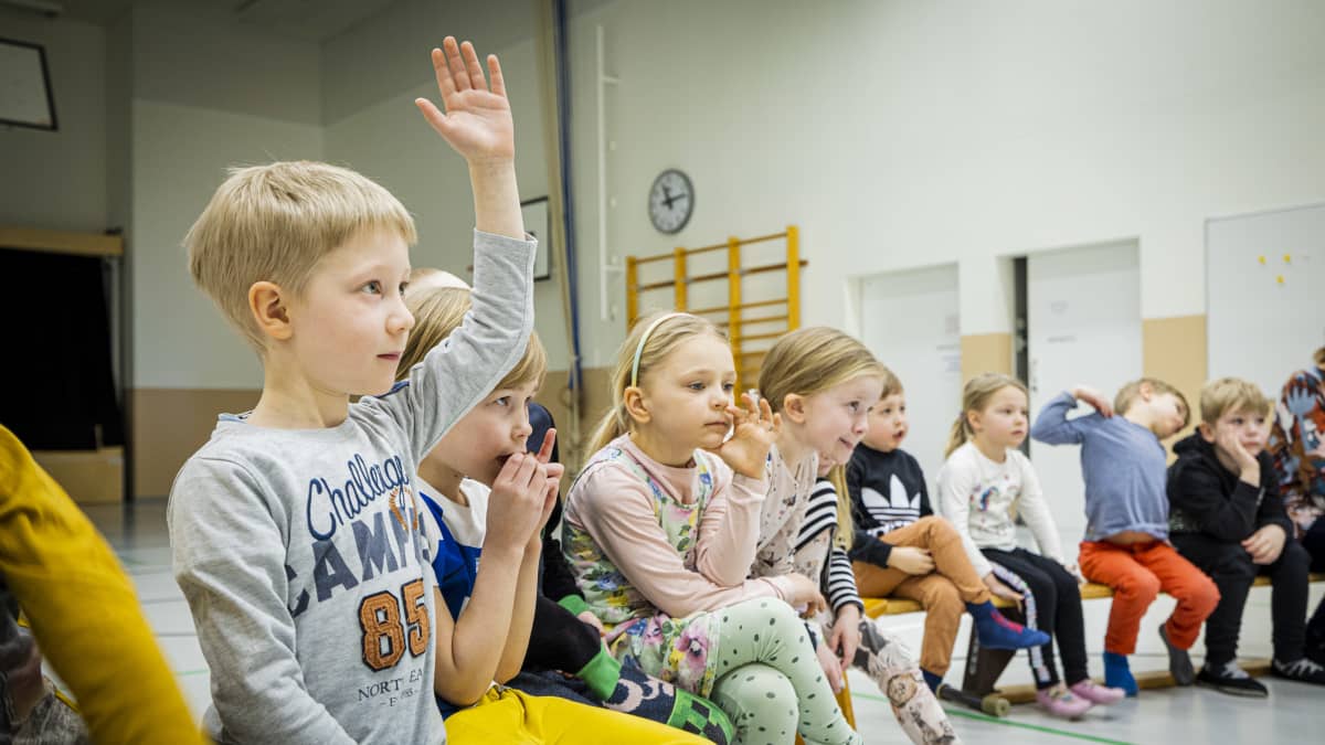 Muuramen esikoulua käyvä 6-vuotias Oula Ryhänen hallitsee jätteiden lajittelun.