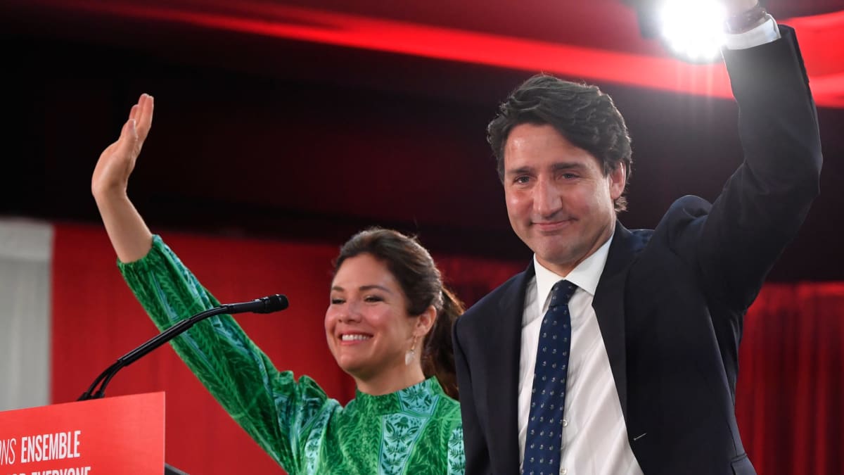 Liberaalien Justin Trudeau juhli vaalivoittoa tiistain vastaisena yönä Montrealissa vaimonsa Sophie Gregoiren kanssa.