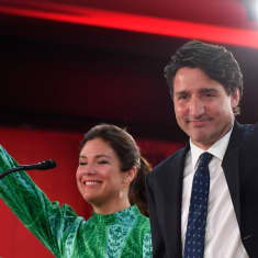 Liberaalien Justin Trudeau juhli vaalivoittoa tiistain vastaisena yönä Montrealissa vaimonsa Sophie Gregoiren kanssa.
