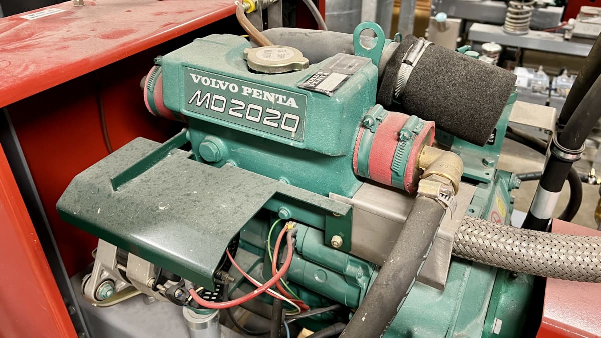 Vihreän varavirtakoneen kyljessä lukee Volvo Penta M02020. 