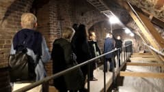 Kansalaisia kierroksella Turun tuomiokirkon ullakolla. 