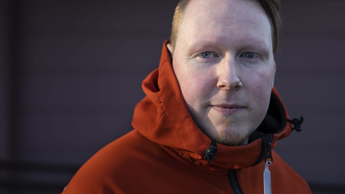 Lähikuva miehestä.