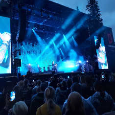Amorphis esiintymässä Kuopiorockissa kesällä 2021.