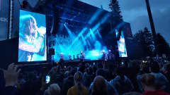Amorphis esiintymässä Kuopiorockissa kesällä 2021.