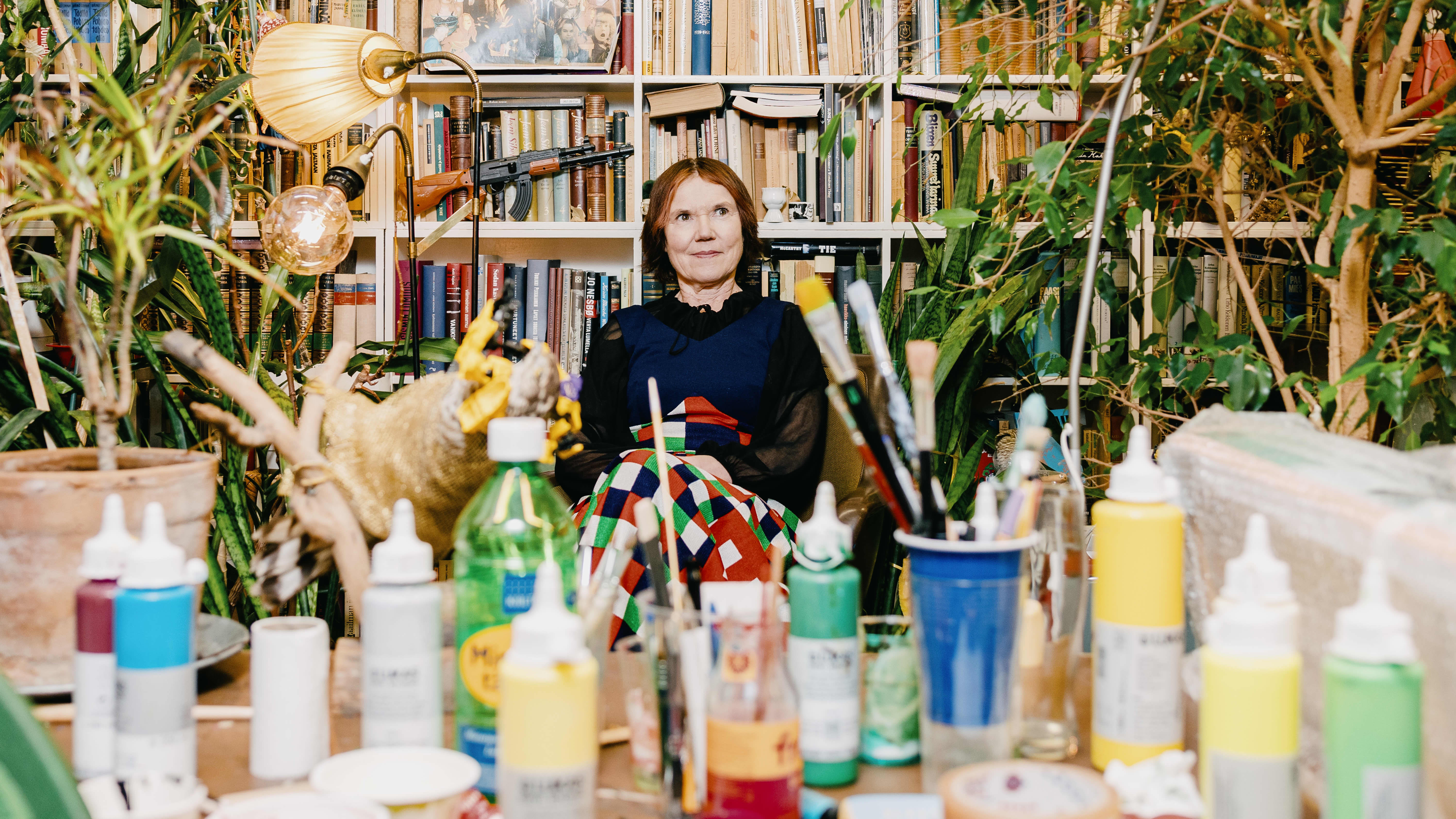 Taiteilija ja kirjailija Rosa Liksom ateljeessaan Kaapelitehtaalla Helsingissä.