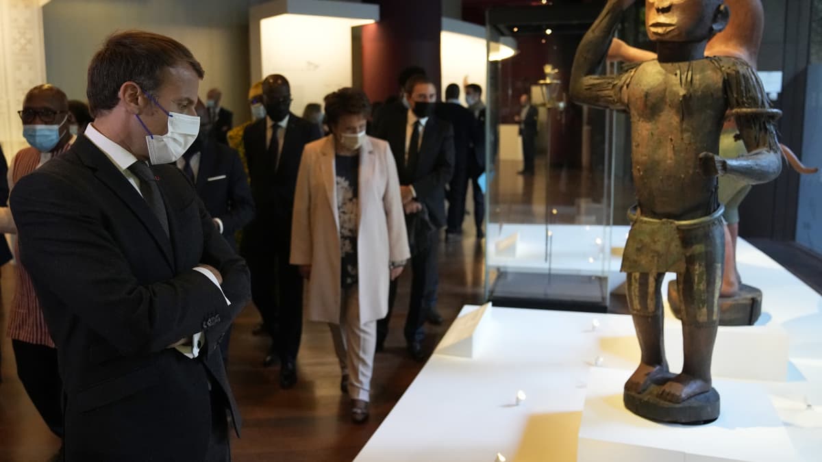 Emmanuel Macron katsoo afrikkalaista taidetta museossa.