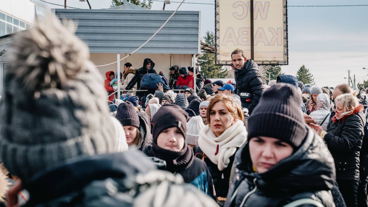 Tuhannet ihmiset jonottivat Ukrainen ja Puolan välisellä Punkt Shehynin rajavyöhykkeellä.