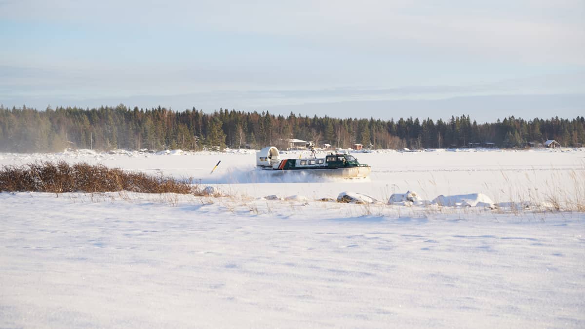 Gränsbevakningens svävare kör ute på isen.