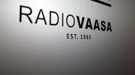Radio Vaasa teksti ovessa.