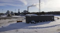  Suomen ensimmäinen kaukolämpöä tuottava geoterminen lämpölaitos käynnistettiin Vantaan Varistossa(kontissa edustalla). Taustalla näkyy Martinlaakson voimalaitos.