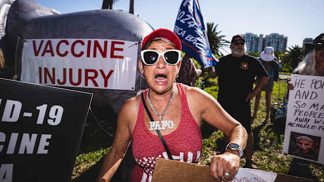 Vaccinmotståndare skriker på en demonstration mot vaccin.