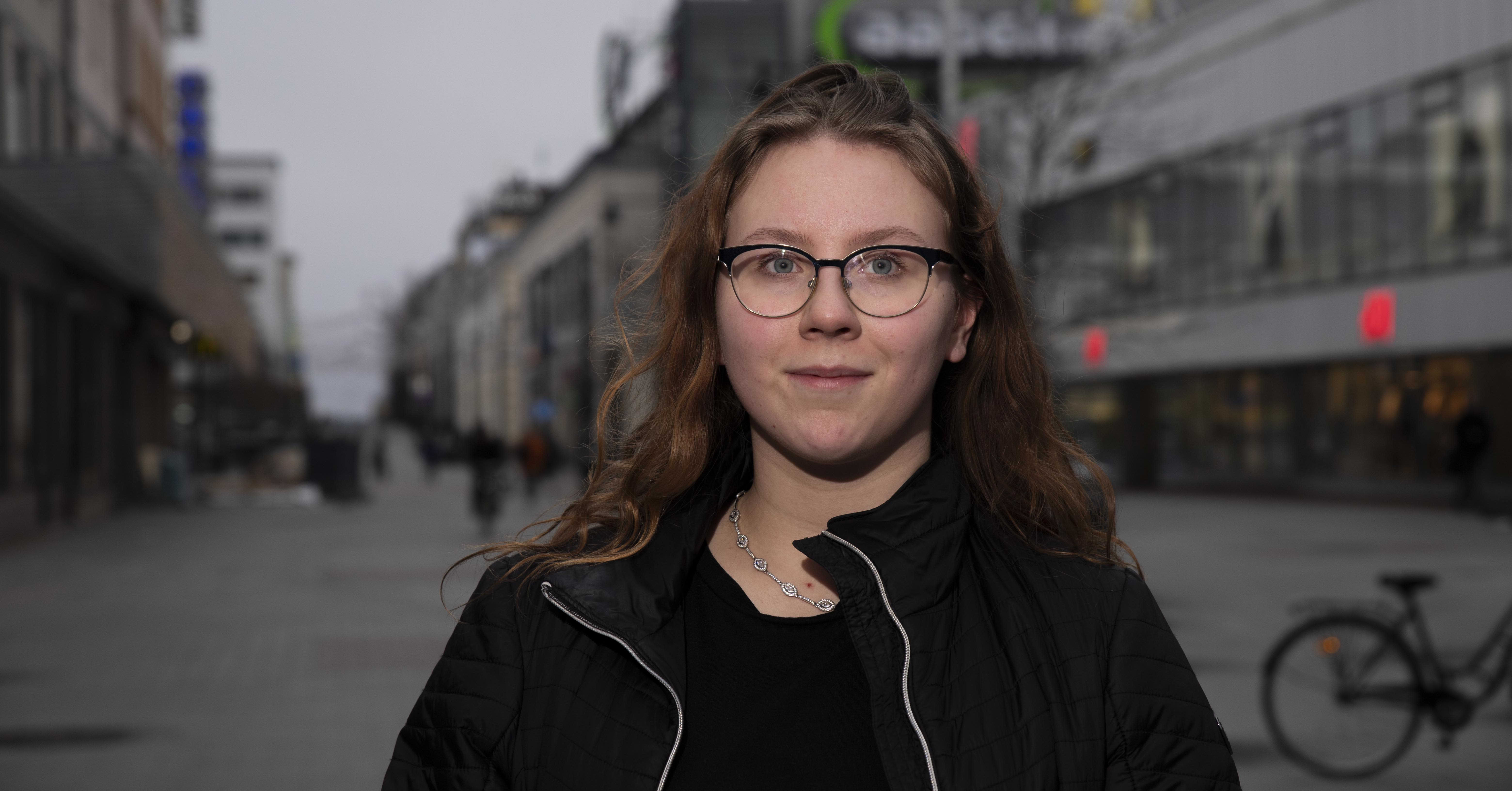 Juulia Savolainen on jonottanut mielenterveyspalveluihin jo puoli vuotta, ja pian odottaa uusi jono – “19-vuotiaat ovat väliinputoajia”