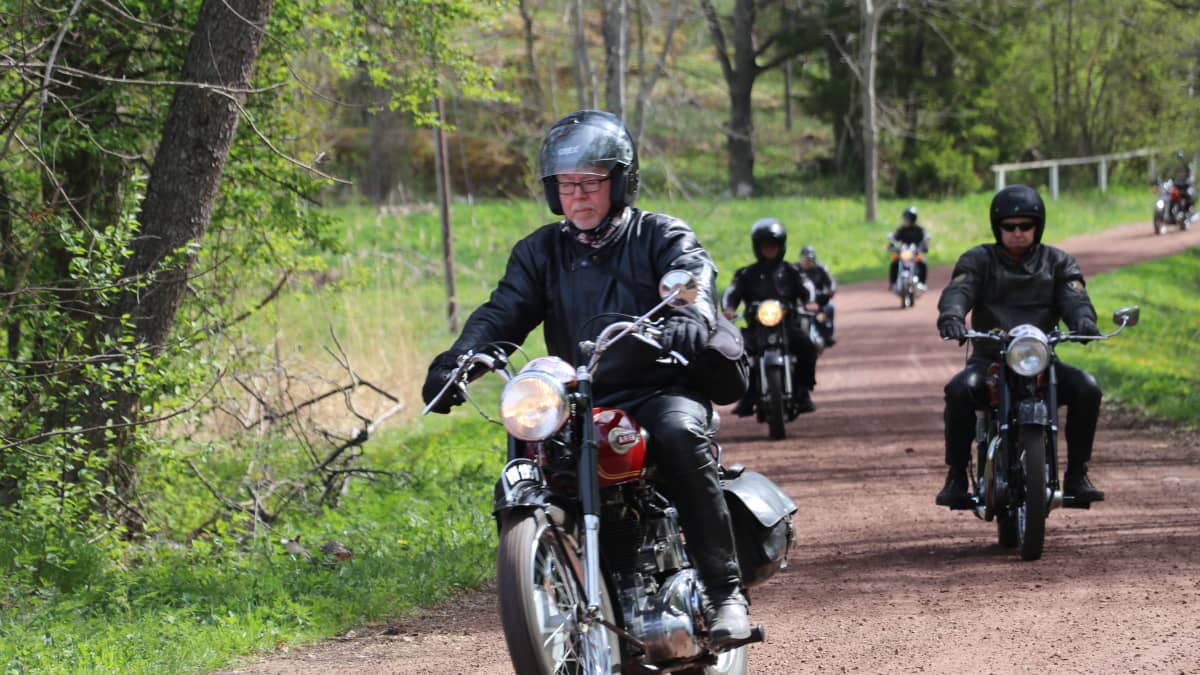 Motorcyklister kör på landsväg.