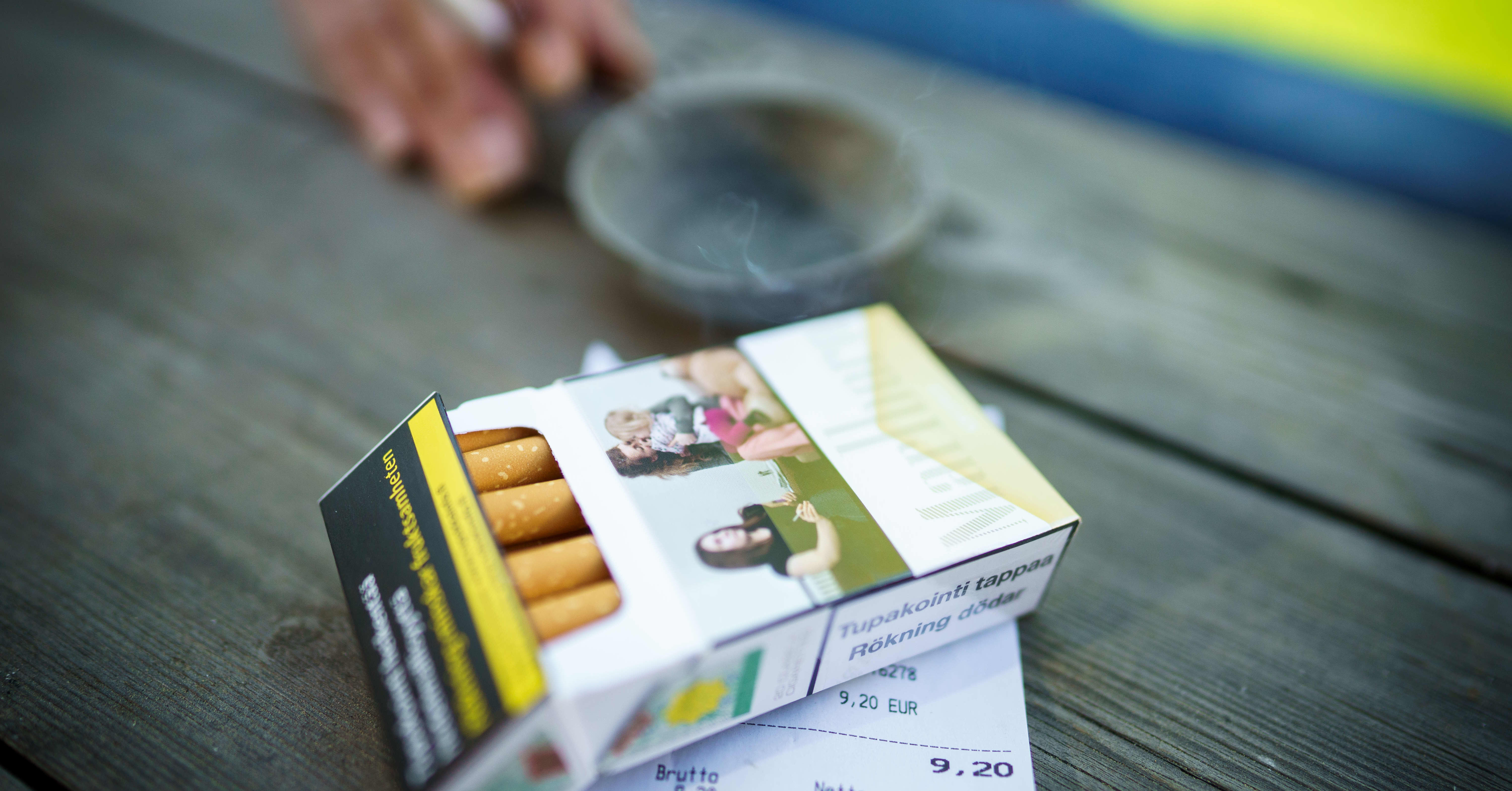 Haittaverojen korotusautomaatti yskähtelee: tupakkaveron korotuksilla on paikattu tupakoinnin vähenemistä, ja pian yksi aski voi maksaa 10 euroa
