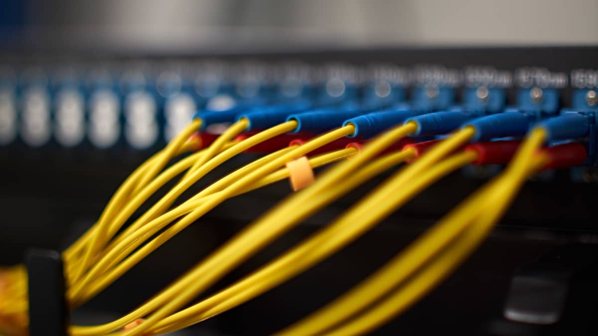 Tietokoneita ja datakaapeleita serverisalissa.