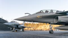 Kaksi Dassault Rafale-hävittäjää Satakunnan lennoston kentällä Pirkkalassa.