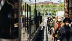 Matkustajia hengityssuojaimet kasvoilla Helsingin päärautatieasemalla 24. toukokuuta 2021.
