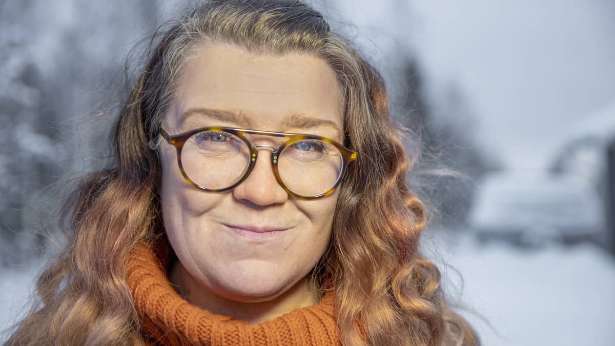 Jarna Pihlajamäki hymyilee kameralle kotipihallaan.