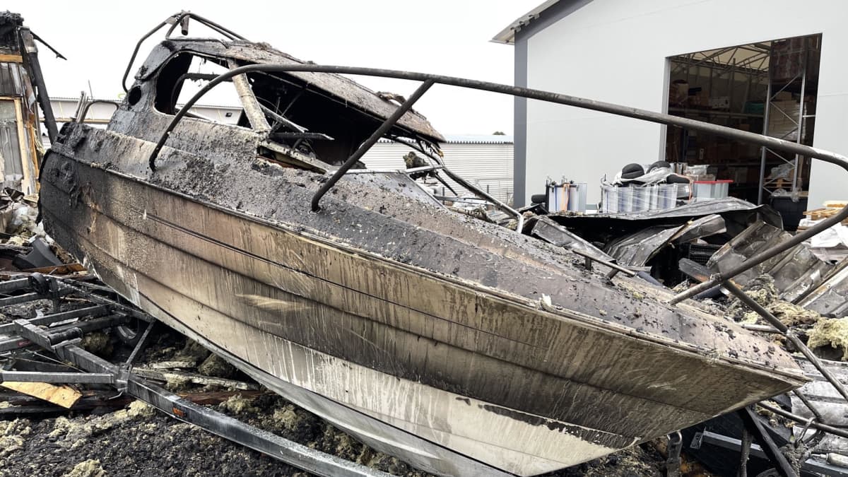 Tuontitukun varastossa riehuneen tulipalon tuhoama vene Kalajoella.