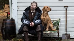Kuvassa näyttelijä Peter Franzén ja  "Luppakorva"-koira istuvat penkillä ottojen välissä.