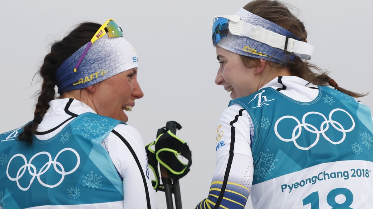 Charlotte Kalla ja Ebba Andersson hymyilevät toisilleen Pyeongchangin olympialaisissa.