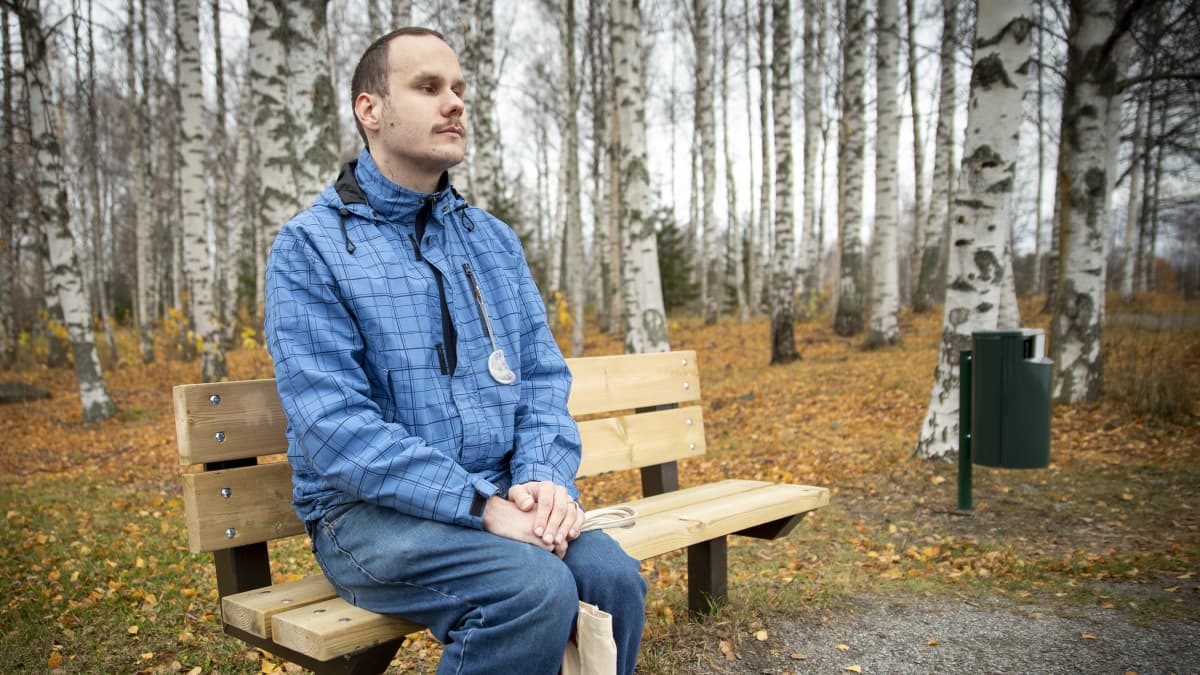 Lauri Nieminen istuu puiston penkillä.