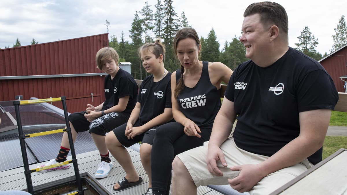 William, Daniel, Sanna-Kaisa ja Turkka Anttonen istuvat linja-auton kattoterassilla. 