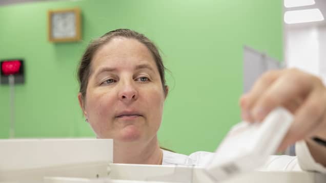Apteekkari Kati Rantoja Seinäjoen Ykkösapteekista ottaa lääkepakkauksen vetolaatikosta.
