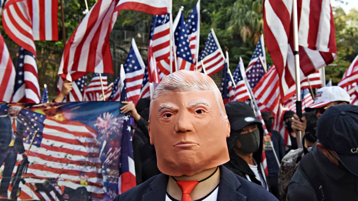mielenosoituskulkue marssi Yhdysvaltain konsulaatin eteen kiittämään presidentti Donald Trumpia lakimuutoksesta, jolla tuetaan Hongkongin mielenosoittajia 1. joulukuuta 2019.