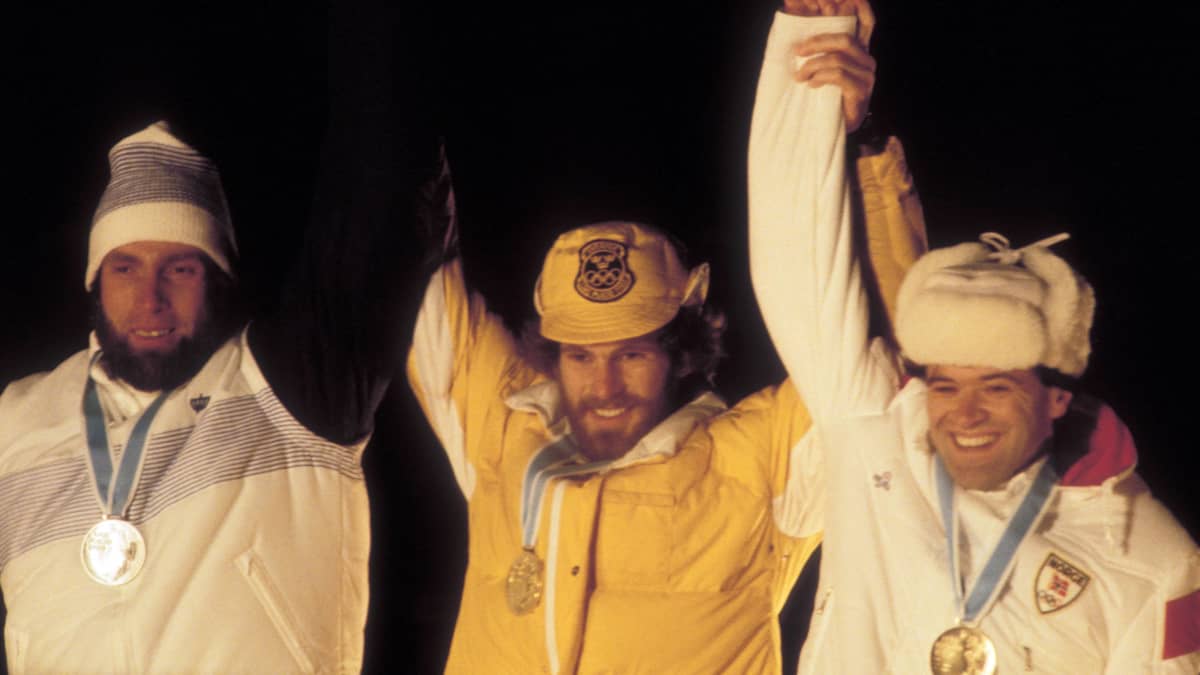 Juha Mieto (vasemmalla), Thomas Wassberg ja Ove Aunli palkintokorokkeella Lake Placidin talviolympialaisissa 1980.