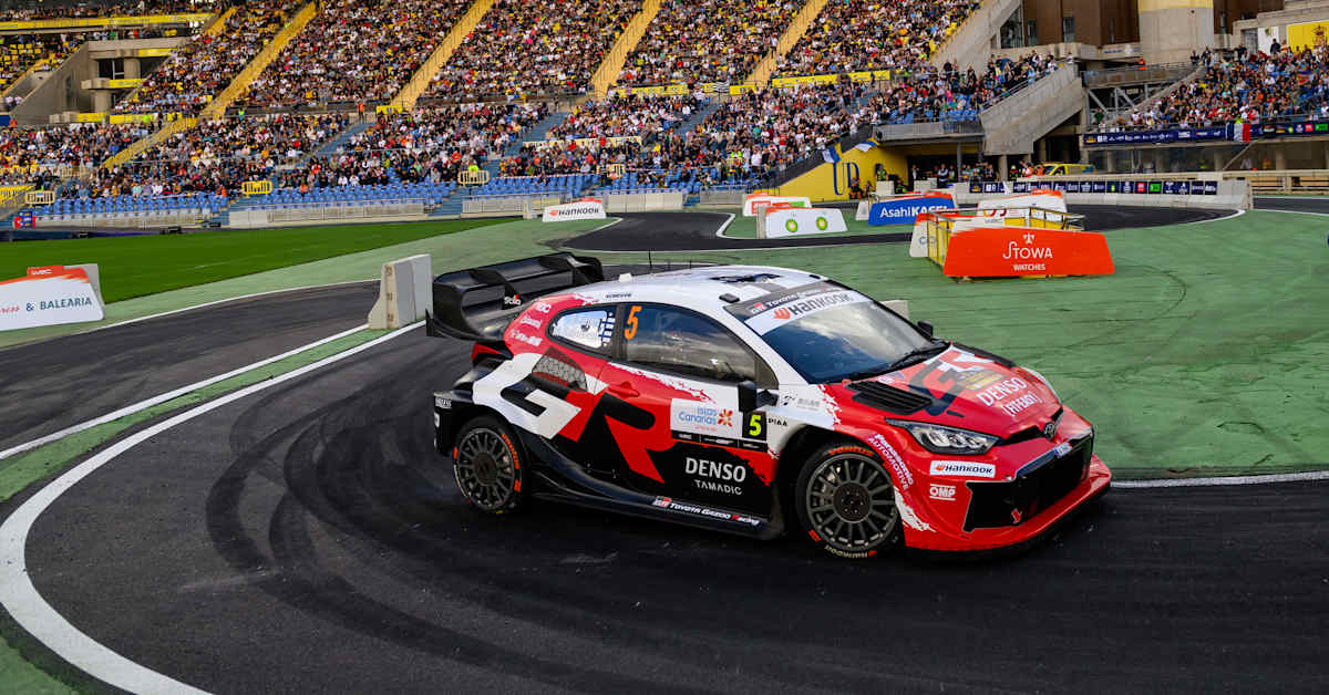 Sami Pajari ajoi jalkapallostadionilla pohja-ajan Kanariansaarten MM-rallissa – Sébastien Ogierilla outo hetki