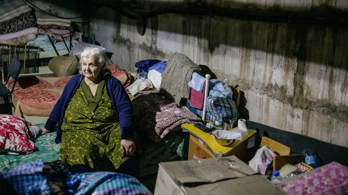 Nainen XX on asunut kuukausia kellarissa pommien suojalta Kutuzivkan kylässä Harkovan luoteispuolella.