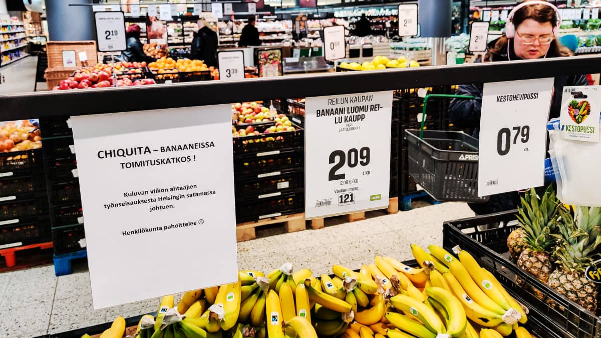 Kyltti Triplan Prismassa Helsingissä kertoi Chiquita-banaanien mahdollisesta loppumisesta .